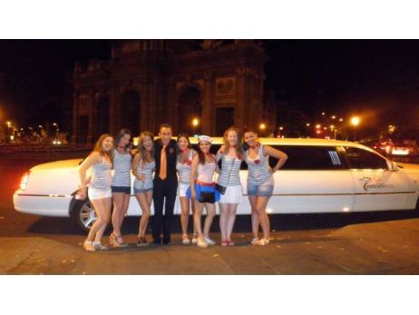 1369932833limusinasparadespedidasdesolteraenmadrid3 462x347 - Limusinas para aniversarios en Madrid