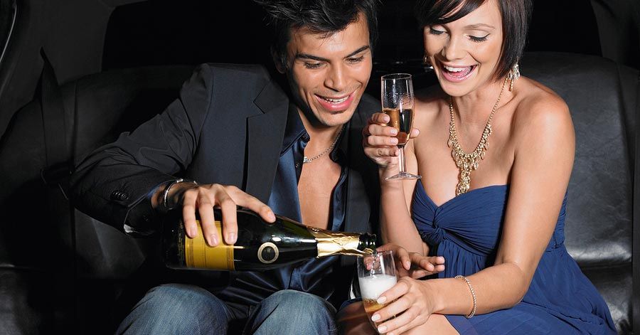 pareja1 - Plan Rom&aacute;ntico Premium en limusina